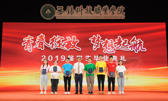 bydl-张国华颁发.jpg