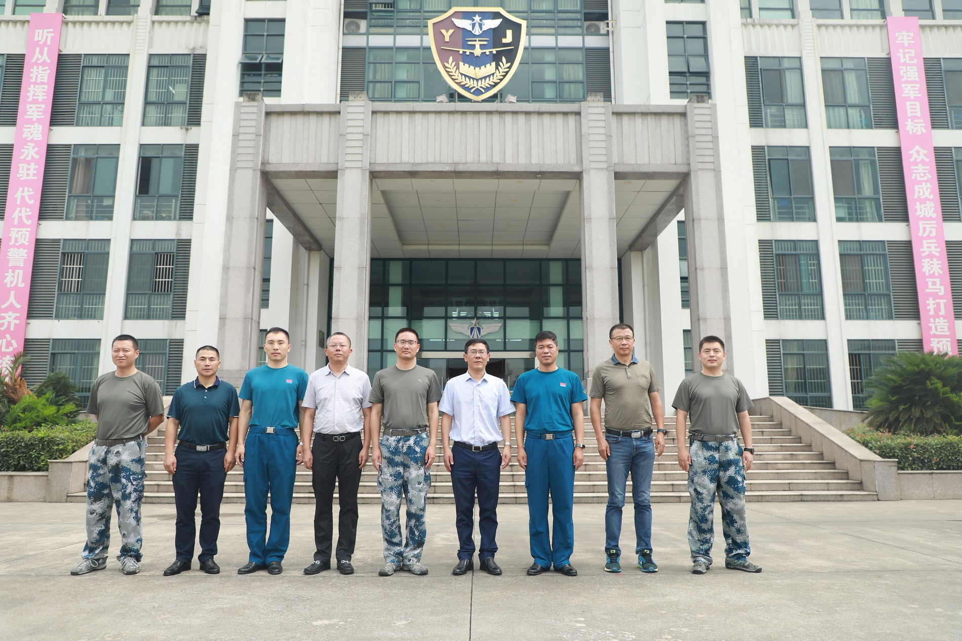 1593829977831289.jpg 学校领导八一前夕走访慰问部队官兵.jpg