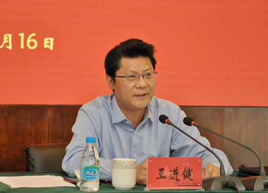 1571218448778570.jpg 1王进建书记作报告_副本.jpg