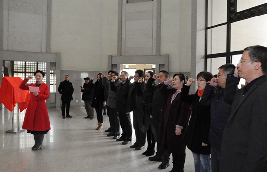 1490253552339090.jpg 周恩来纪念馆宣誓.jpg