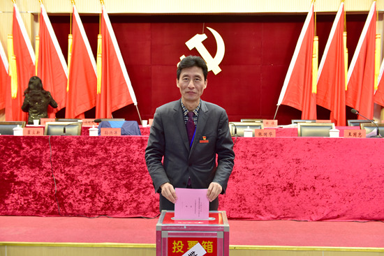 1545630875996845.jpg 第二次全体会议孙校长投票.jpg