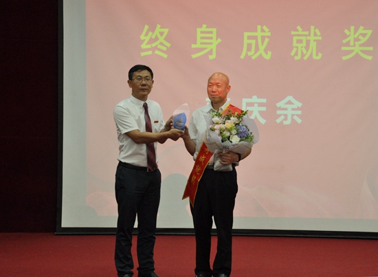 9张书记为姜书记颁证书_副本.jpg